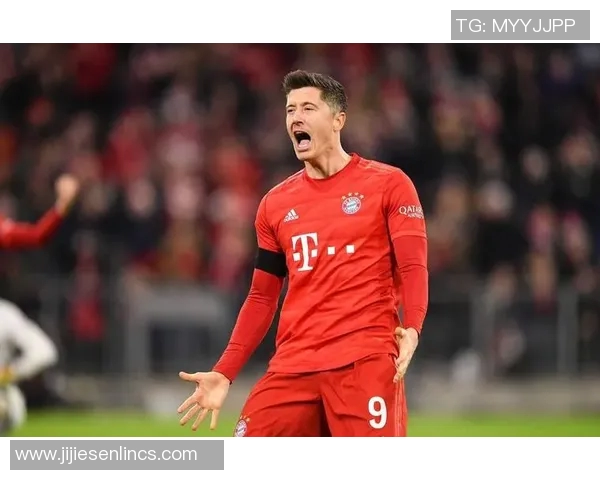 马丁内斯的传奇之路：从青涩少年到足球巨星的成长历程